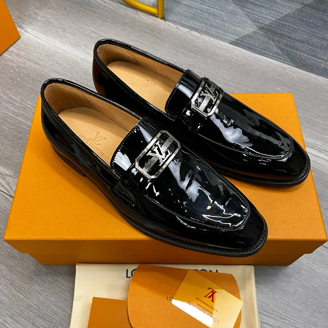 Factory price: 520💰-(LV) men’s formal leather shoes! Genuine molded horsebit, a classic must-have for your shoe cabinet! The feet are particularly delicate! This Gucci original version is a set last, and we are consistent with the counter! Therefore, it is more comfortable in terms of last shape and comfort! Take it to the counter and compare at will! Good shoes are more than just what they make! But grasp the essence from the inside out! Material: Imported first-layer cowhide! Genuine leather outsole imported from Italy, size: 39-44 (38/45 customized, non-refundable)
